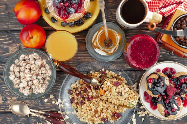 Arı balı kavanozda, çiçekli, eski arka planda..