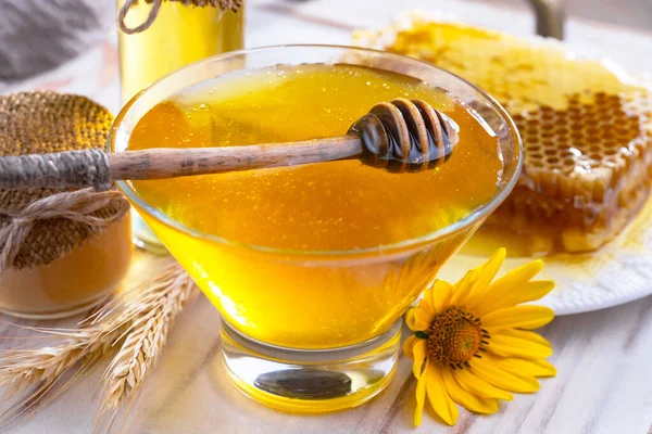 古い背景に花のある瓶の中の蜂の蜂蜜 — ストック写真