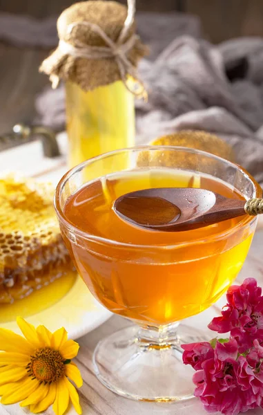 Mel Abelha Jarro Com Uma Flor Fundo Velho — Fotografia de Stock