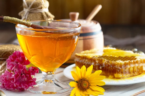 Bienenhonig Einem Glas Mit Einer Blume Auf Dem Alten Hintergrund — Stockfoto