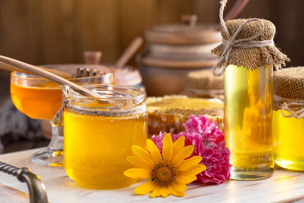 Bienenhonig Einem Glas Mit Einer Blume Auf Dem Alten Hintergrund — Stockfoto