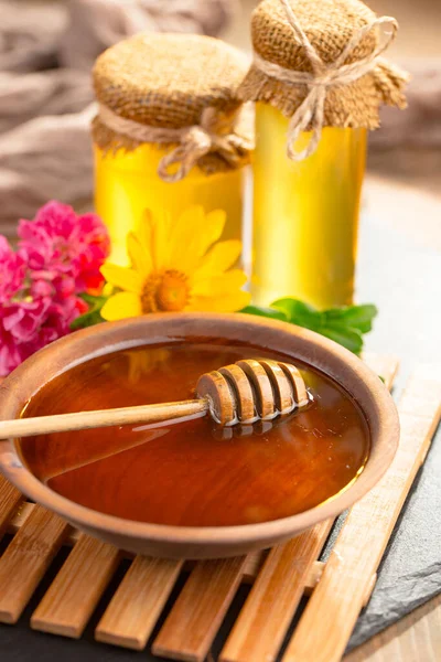 Arı balı kavanozda, çiçekli, eski arka planda..