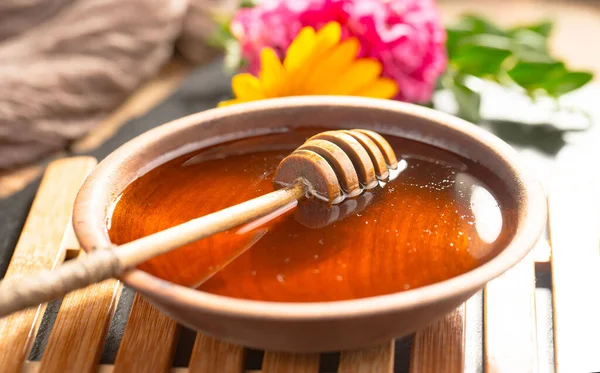 Bijenhoning Een Pot Met Een Bloem Oude Achtergrond — Stockfoto