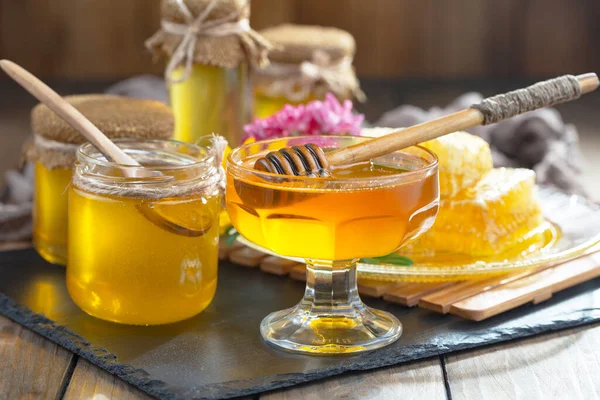 Honing Stroomt Langzaam Van Stok Honingraat — Stockfoto