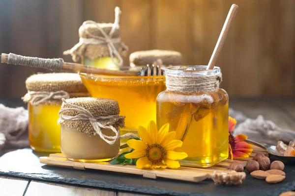 Bal, bastondan bal peteğine yavaşça akar..