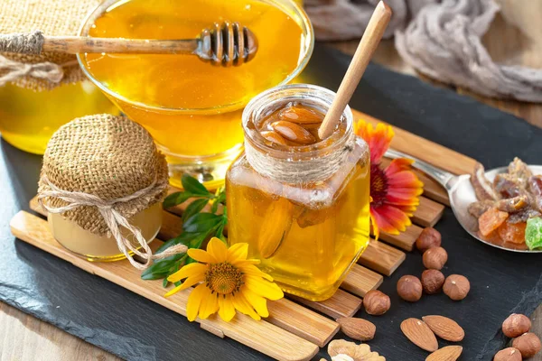 Bal, bastondan bal peteğine yavaşça akar..