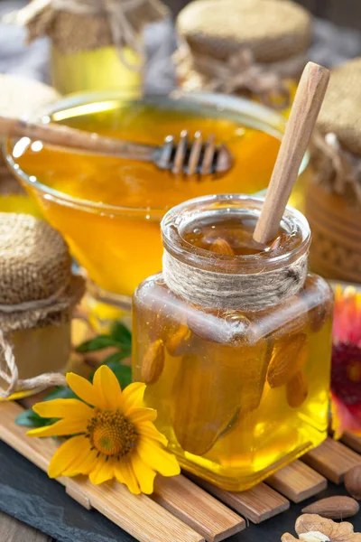 Bal, bastondan bal peteğine yavaşça akar..