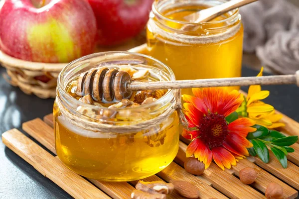 Bal, bastondan bal peteğine yavaşça akar..