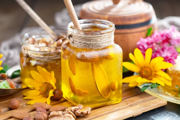 Bal, bastondan bal peteğine yavaşça akar..