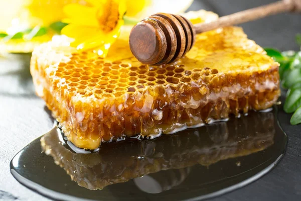 Arı balı kavanozda, çiçekli, eski arka planda..