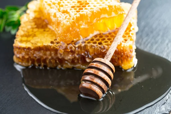 Arı balı kavanozda, çiçekli, eski arka planda..