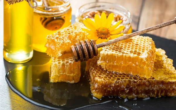 Arı balı kavanozda, çiçekli, eski arka planda..