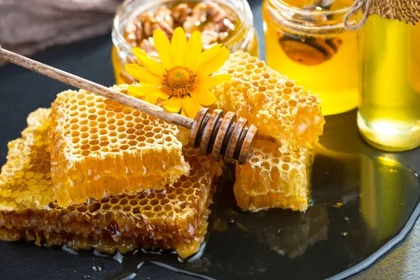 Arı balı kavanozda, çiçekli, eski arka planda..