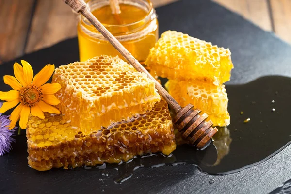 Arı balı kavanozda, çiçekli, eski arka planda..