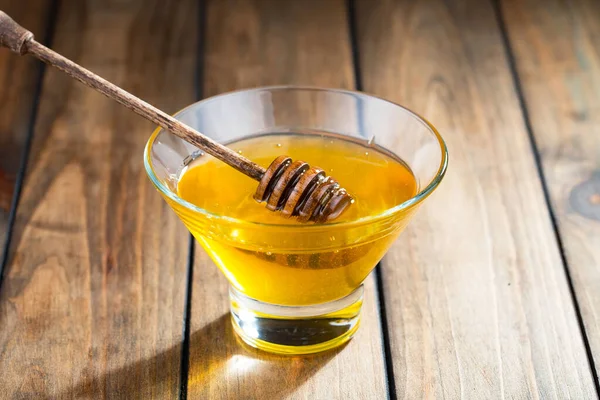 Arı balı kavanozda, çiçekli, eski arka planda..