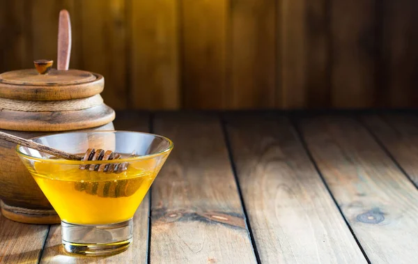 Arı balı kavanozda, çiçekli, eski arka planda..