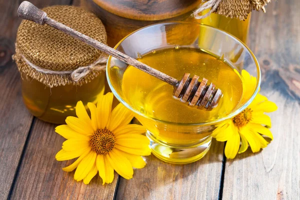 Arı balı kavanozda, çiçekli, eski arka planda..