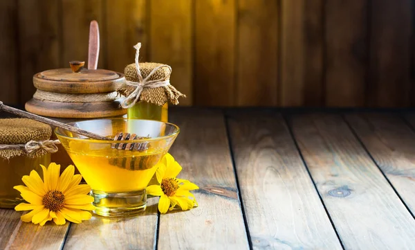 Arı balı kavanozda, çiçekli, eski arka planda..