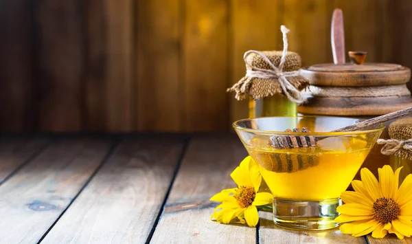 Arı balı kavanozda, çiçekli, eski arka planda..