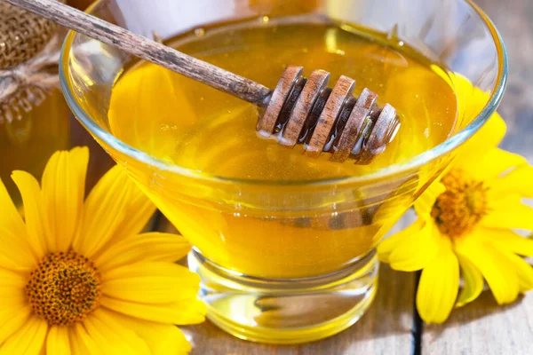 Arı balı kavanozda, çiçekli, eski arka planda..