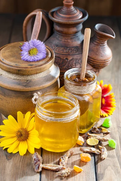 Arı balı kavanozda, çiçekli, eski arka planda..