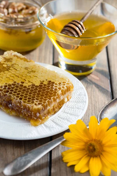 Μέλισσα Μέλι Ένα Βάζο Ένα Λουλούδι Στο Παλιό Φόντο — Φωτογραφία Αρχείου