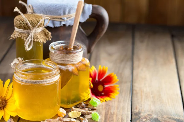 Bienenhonig Einem Glas Mit Einer Blume Auf Dem Alten Hintergrund — Stockfoto