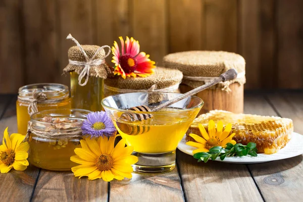 Arı balı kavanozda, çiçekli, eski arka planda..