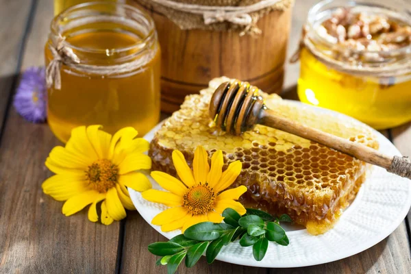 Mel Abelha Jarro Com Uma Flor Fundo Velho — Fotografia de Stock