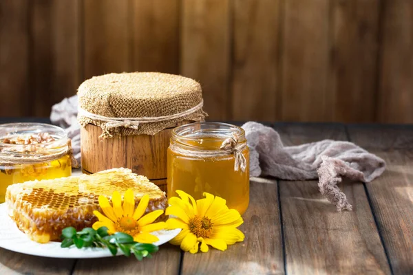 Miel Abeille Dans Bocal Avec Une Fleur Sur Vieux Fond — Photo