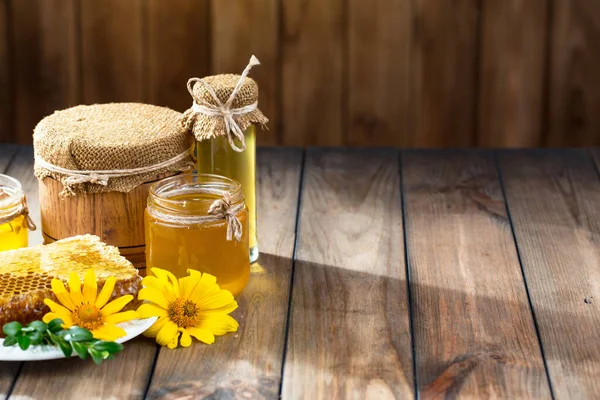 Arı balı kavanozda, çiçekli, eski arka planda..