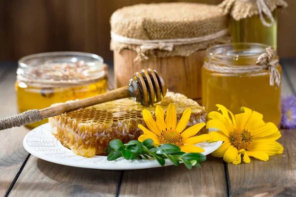 Bee Honung Burk Med Blomma Den Gamla Bakgrunden — Stockfoto