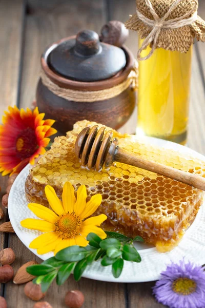 Bee Honung Burk Med Blomma Den Gamla Bakgrunden — Stockfoto