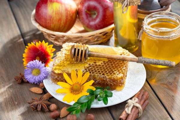 Arı balı kavanozda, çiçekli, eski arka planda..