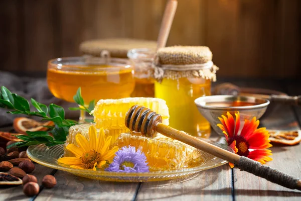Arı balı kavanozda, çiçekli, eski arka planda..