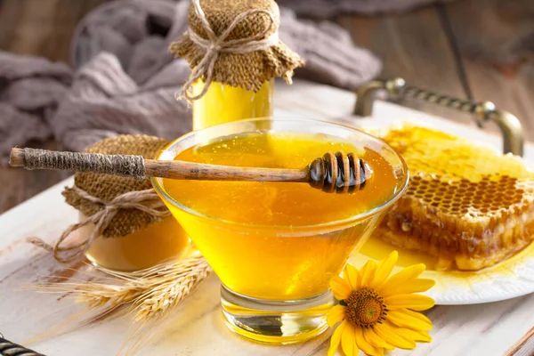 Bienenhonig Einem Glas Mit Einer Blume Auf Dem Alten Hintergrund — Stockfoto