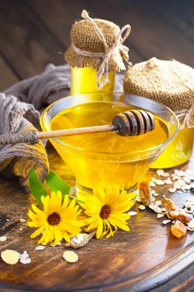 Bienenhonig Einem Glas Mit Einer Blume Auf Dem Alten Hintergrund — Stockfoto