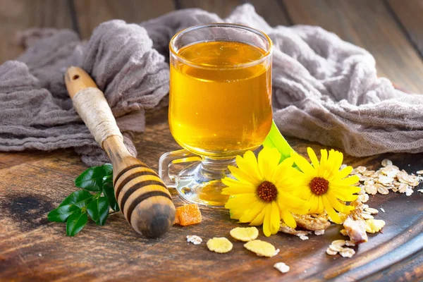 Arı balı kavanozda, çiçekli, eski arka planda..