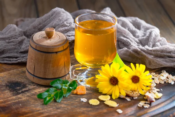 Arı balı kavanozda, çiçekli, eski arka planda..