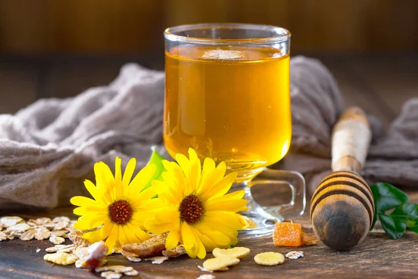 Arı balı kavanozda, çiçekli, eski arka planda..