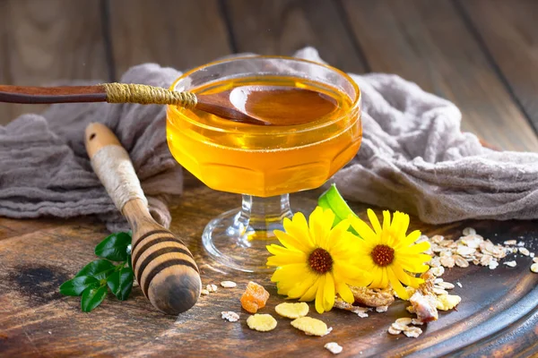 Arı balı kavanozda, çiçekli, eski arka planda..