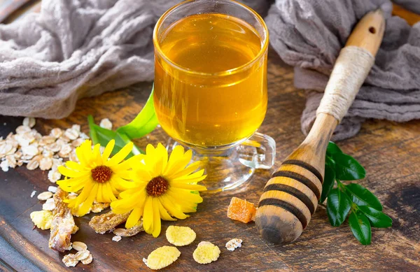 Arı balı kavanozda, çiçekli, eski arka planda..