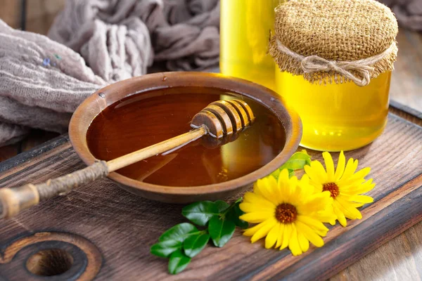 Arı balı kavanozda, çiçekli, eski arka planda..