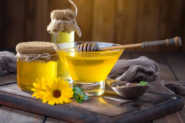 Bienenhonig Einem Glas Mit Einer Blume Auf Dem Alten Hintergrund — Stockfoto