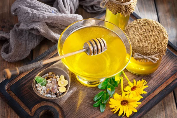 Bienenhonig Einem Glas Mit Einer Blume Auf Dem Alten Hintergrund — Stockfoto