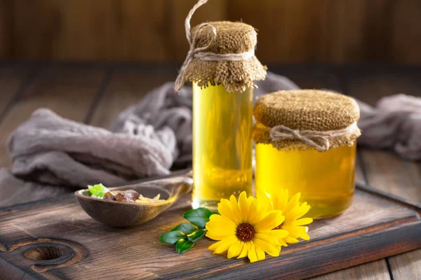 Bienenhonig Einem Glas Mit Einer Blume Auf Dem Alten Hintergrund — Stockfoto