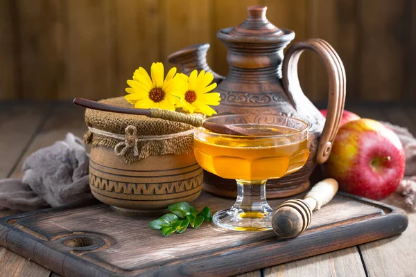 Arı balı kavanozda, çiçekli, eski arka planda..