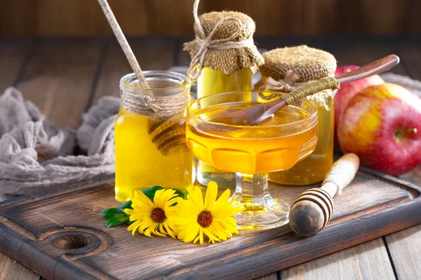 Bienenhonig Einem Glas Mit Einer Blume Auf Dem Alten Hintergrund — Stockfoto