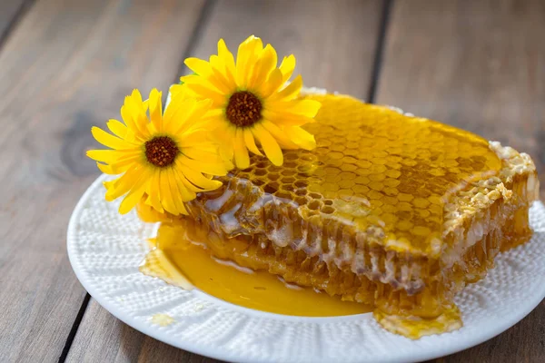Бджолиний Мед Банці Квіткою Старому Тлі — стокове фото