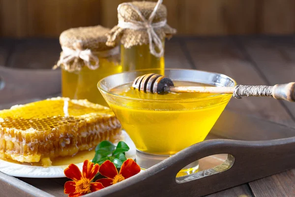 Arı balı kavanozda, çiçekli, eski arka planda..